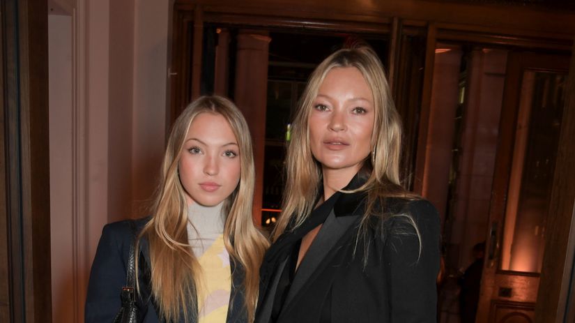 Nic horucejsie dnes neuvidite Ikona Kate Moss s dcerou v miniplavkach ovladli plaz Vyzeraju skr ako sestry