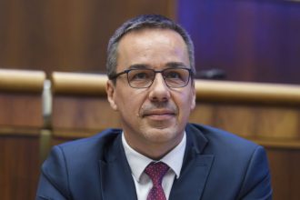 Novy prispevok 100 150 alebo az 200 eur mesacne Ministerstvo prace zacne vyplacat novu pomoc Ake su podmienky a kto ma narok