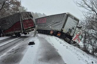 ONLINE Snehova bomba zasiahla Slovensko prve nehody Bratislavu moze zasypat az 30 cm snehu