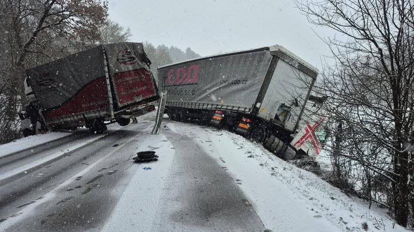 ONLINE Snehova bomba zasiahla Slovensko prve nehody Bratislavu moze zasypat az 30 cm snehu