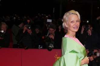 Pamela Anderson opat ohromila Za tuto robu by sa nehambila ani Grace Kelly Dua Lipa predvazala nahu pokozku v priehladnej cipke