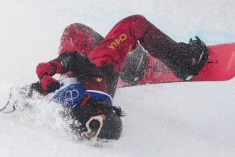 Po pade zostala nehybne lezat Majsterka sveta upokojila fanusikov fotkou s usmevom v nemocnicnom zupane