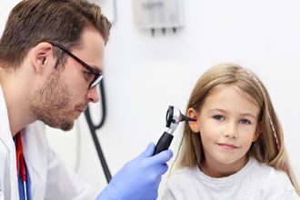 Problemy so sluchom ma pribline 1 a 2 z tisc det Diagnza sa dotkla aj populrnej rozprvky demi milovan postavika dostala navac prstroj