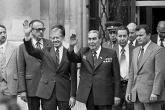 Proti Dubcekovi poslal tanky v Rusku ho zacali brat na milost Breznevovi by chceli postavit sochu