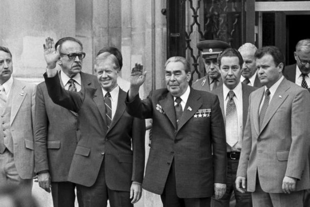 Proti Dubcekovi poslal tanky v Rusku ho zacali brat na milost Breznevovi by chceli postavit sochu