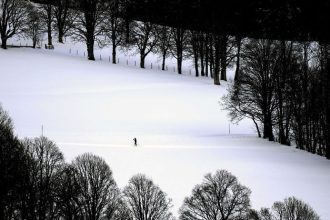Prve snezinky nahradil v Bratislave sneh Strednu Europu caka snezna vlna v Alpach hrozi extreme pocasie