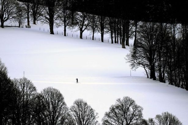 Prve snezinky nahradil v Bratislave sneh Strednu Europu caka snezna vlna v Alpach hrozi extreme pocasie