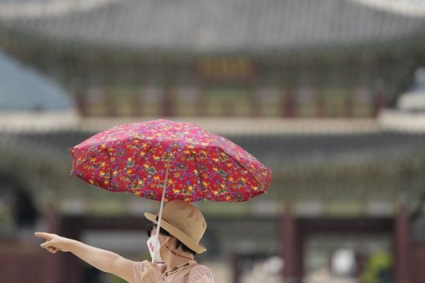 Ruska ambasada provokuje obrovskym transparentom Heslo rozculilo Juznu Koreu a ziada jeho odstranenie