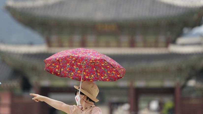 Ruska ambasada provokuje obrovskym transparentom Heslo rozculilo Juznu Koreu a ziada jeho odstranenie