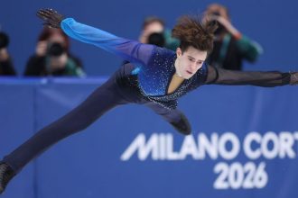 Senzacia na krasokorculiarskom lade Malinin zlyhal a ostava bez medaily zlato sokujuco ziskava Kazach