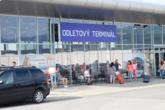 Strategicke letisko v srdci Slovenska by malo opat oit ludia sa nevedia dokat obnovy civilnych letov ministerstva uz urobili prve kroky