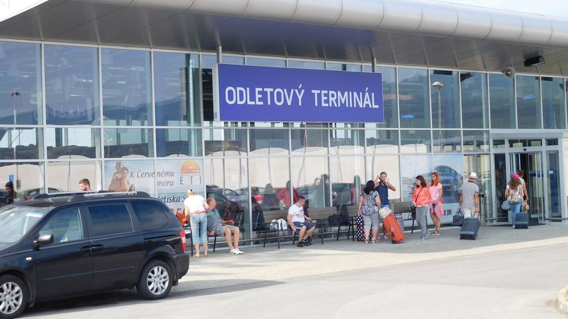 Strategicke letisko v srdci Slovenska by malo opat oit ludia sa nevedia dokat obnovy civilnych letov ministerstva uz urobili prve kroky