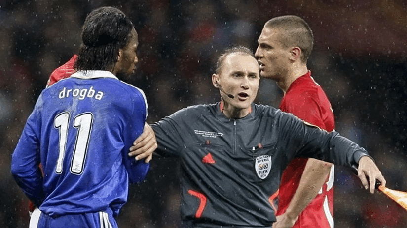 V praci zachranuje zivoty na ihrisku ho napadli a oblievali pivom Futbal nicia sialene peniaze Rozhodcov coskoro vyzenu hovori Slysko