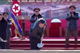 VIDEO Kim Cong un s lopatou v ruke odplil bomby
