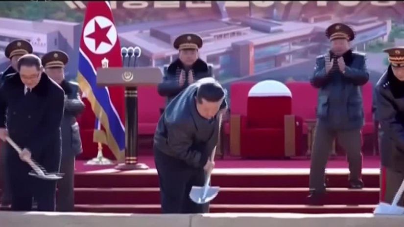 VIDEO Kim Cong un s lopatou v ruke odplil bomby