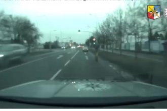 VIDEO Muz unikal policajtom na elektrokolobezke Jeho dobrodruzstvo sa skoncilo az narazom do auta