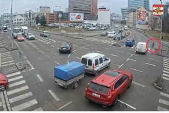 VIDEO Znicujuca zrazka na priechode Zenu zrazilo auto ked nan vstupila na cervenu