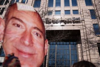 Velke prepustanie v denniku Washington Post Riaditel odstupuje protesty proti majitelovi Bezosovi