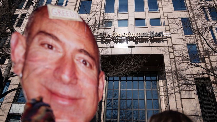 Velke prepustanie v denniku Washington Post Riaditel odstupuje protesty proti majitelovi Bezosovi