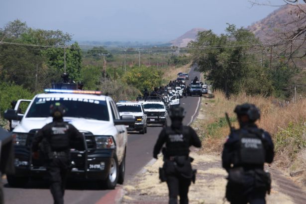 Zablokovali cesty podpaliovali aut aj podniky Anarchia v Mexiku Vsetko je v poriadku ubezpecuje predseda FIFA pred MS vo futbale