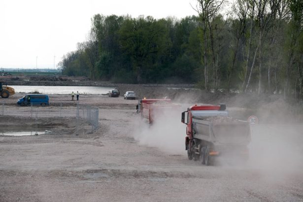 tragedia na stavbe obchvatu 68rochny muz prisiel o zivot nasli ho pri pracovnom stroji
