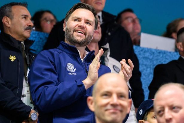 tristo ochrankarov 14 lietadiel americky viceprezident dorazil na olympiadu a pozrel si hokej