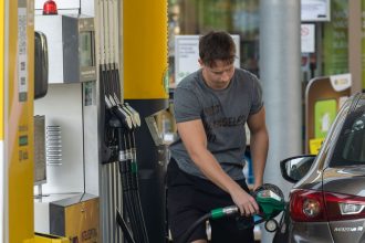 Ceny na cerpacich staniciach rastu a Slovaci si naplnaju kanistre do zasoby Za nespravne skladovanie benzinu vsak hrozi pokuta Kolko litrov a v akychn nadobach mozete mat doma