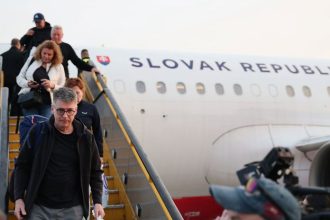 Chaos pri evakuacii z Blizkeho vychodu Oman je preplneny Slovci akaj na povolenie