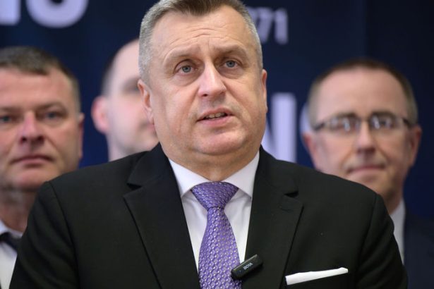 Delegati na sneme SNS zvolili noveho predsedu Danko shokuje Fico osobne ponukol miesto na kandidatke Tarabovi a Simkovicovej