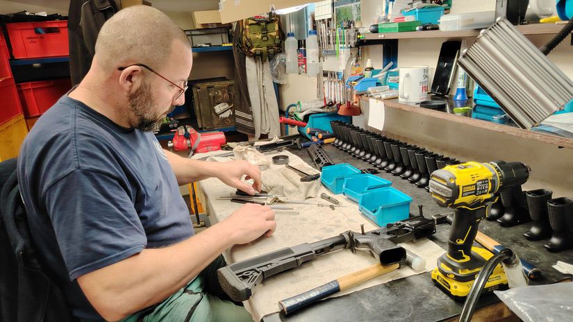 Ked zacinal nebrali ho vazne Teraz slovensky zbrojar vyvaza zbrane do desiatok krajin a pripravuje obrovskuzakazku pre nasu armadu