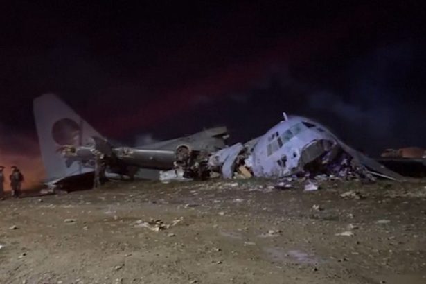 Lietadlo v Bolivii spadlo na cestu najmenej 15 ludi zomrelo Bolo plne penazi z lietadla lietali bankovky