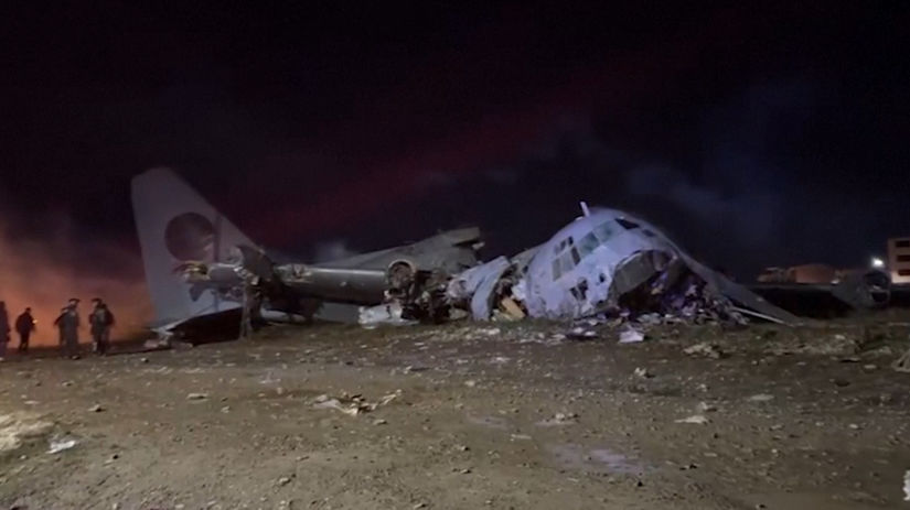 Lietadlo v Bolivii spadlo na cestu najmenej 15 ludi zomrelo Bolo plne penazi z lietadla lietali bankovky