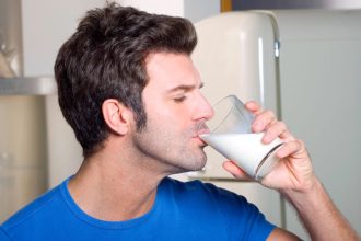 Mate doma tieto pohare Urite z nich nepite Uvolnuje sa z nich skodlive olovo a kadmium