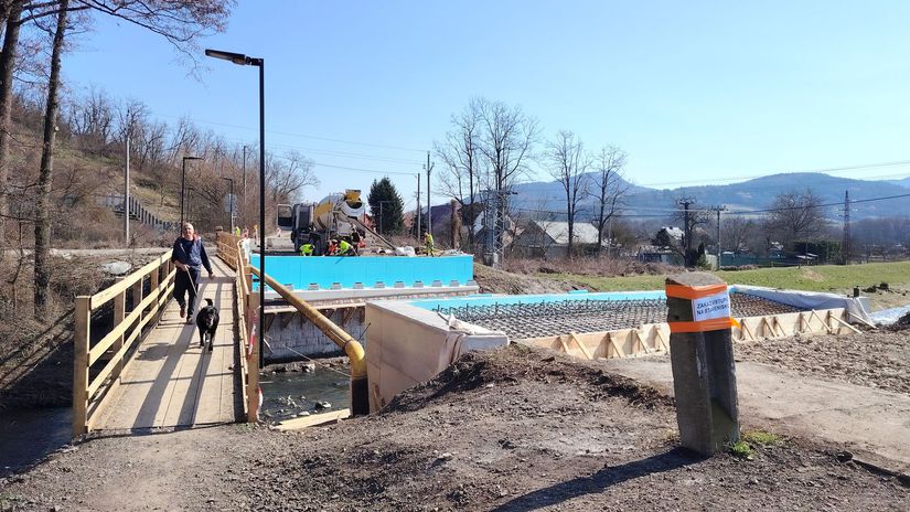 Most zburali mnohi obyvatelia su odrezani od mesta obchadzky ich stoja viac casu a penazi