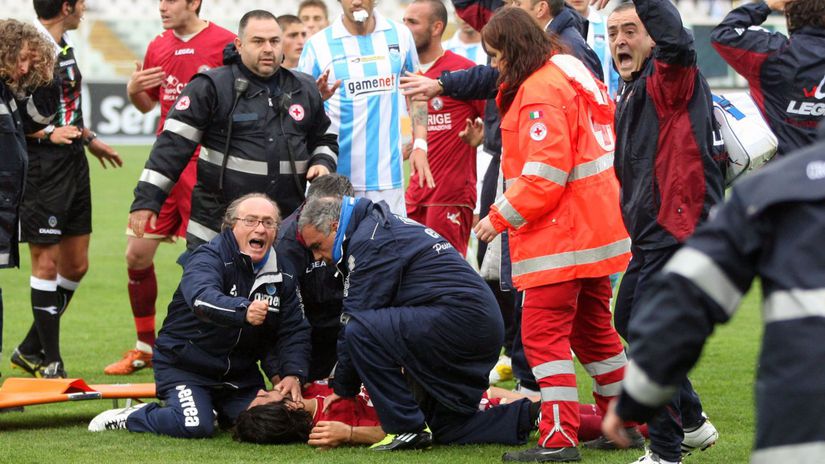 Najsmutnejsi futbalovy pribeh s dojivym koncom Prisiel o rodicov brat spachal samovrazdu K umirajucemu Talianovi sa nedokazala dostat sanitka