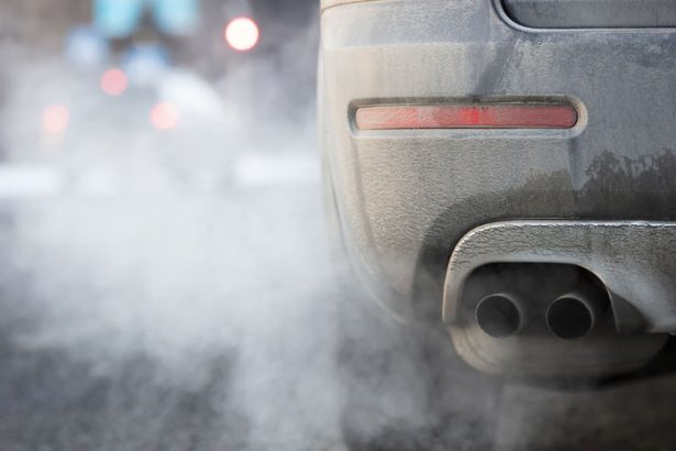 Nemecki ekologovia pozaduju sudny zakaz predaja BMW a Mercedesov so spalovacimi motormi