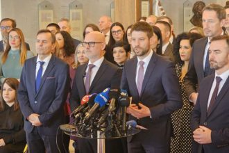 Nieco sa deje Sest opozicnych stran oznamilo velku tlacovu konferenciu