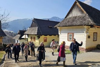 Nori navstivili Vlkolinec vital ich urazlivy spravny napis samosprava musela hostom vysvetlit o co ide