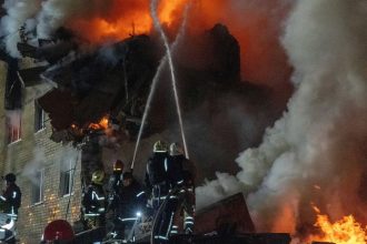 ONLINE Charkov v slzach z trosiek zniceneho byteho domu vytahuju dalsie tela Ruske utoky zabili aj dve deti