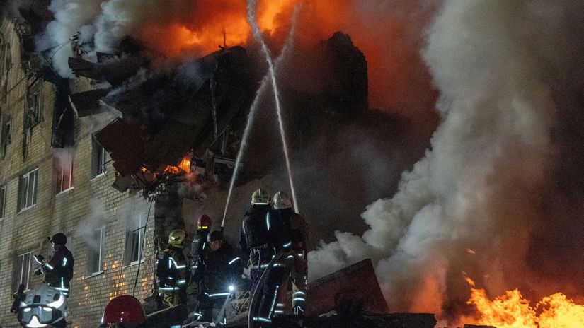 ONLINE Charkov v slzach z trosiek zniceneho byteho domu vytahuju dalsie tela Ruske utoky zabili aj dve deti