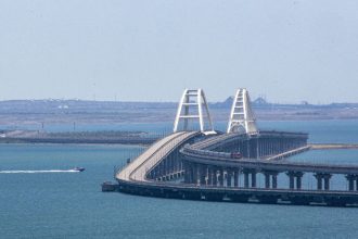 ONLINE Rusi zburali slavnu budovu na okupovanom Kryme