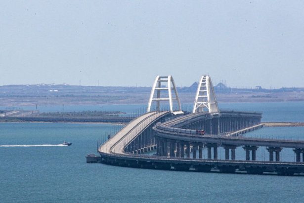 ONLINE Rusi zburali slavnu budovu na okupovanom Kryme