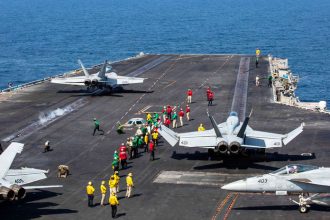 ONLINE USA vyslu na Blizky vychod uz treti letadlovy nosic Docasna vlada Iranu schvalila pozastavenie utokov na okolitch krajin ma vsak podmienku