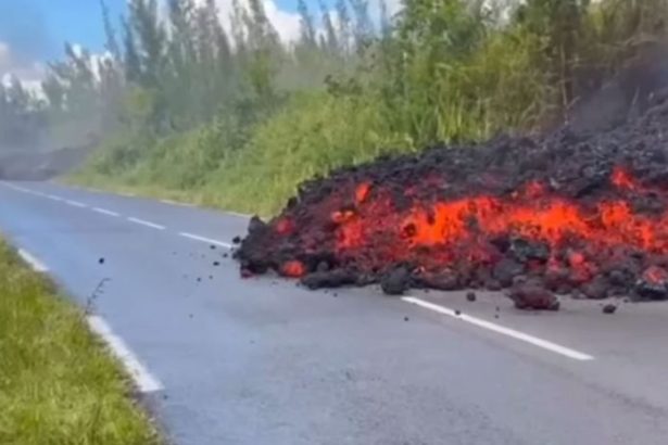 Ohniva rieka pretala cestu soferi si na mobil natacali ako sa lava vali priamo cez vozovku