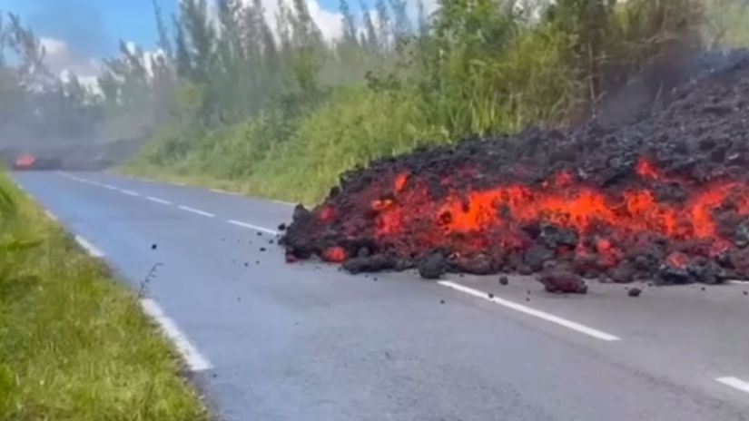Ohniva rieka pretala cestu soferi si na mobil natacali ako sa lava vali priamo cez vozovku