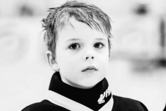 Oni maju vlajku na olympiade my pochovavame mrtve deti Ukrajina smuti za smrtou maleho hokejistu ktoreho zabila ruska raketa