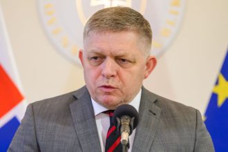 Opravit Druzbu a povolit tranzit Fico zverejnil list Zelenskemu Simecka Mam lepsi napad napisme Putinovi Matovic reagoval gestom