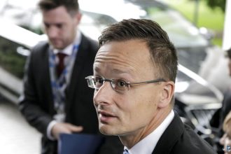 Orbn nariadil vyetri odpovanie fa diplomacie Szijjrt poda mdi pravidelne informoval Lavrova o rokovaniach E