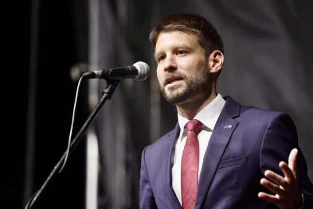 Pomoc nadmernost nudza Exposlanec Kazda sa zamysla nad posobivymi slovami politikov ktore zazneli aj na sneme PS