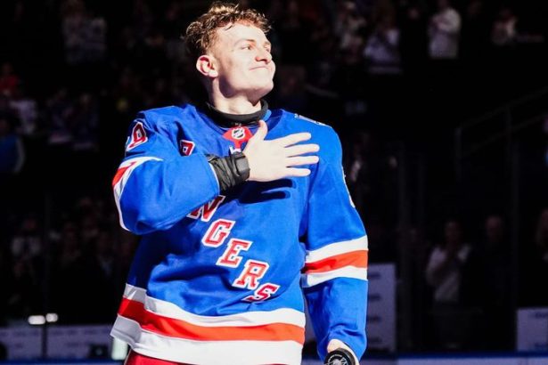 Pripomina psa ktory nahana kost trener NY Rangers chvalil slovenskeho mladika Sykoru